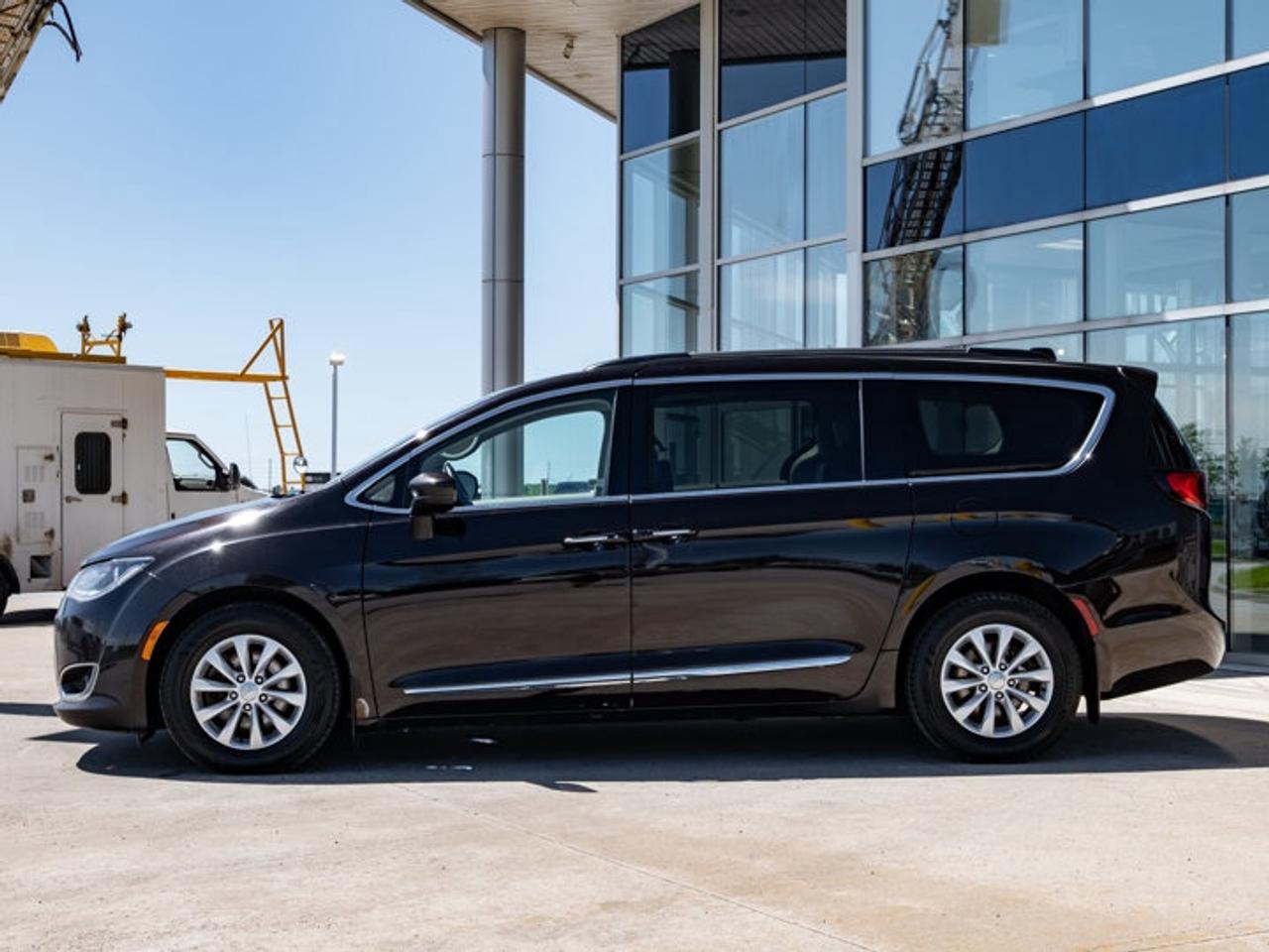 2017 Chrysler Pacifica Touring-L Photo4