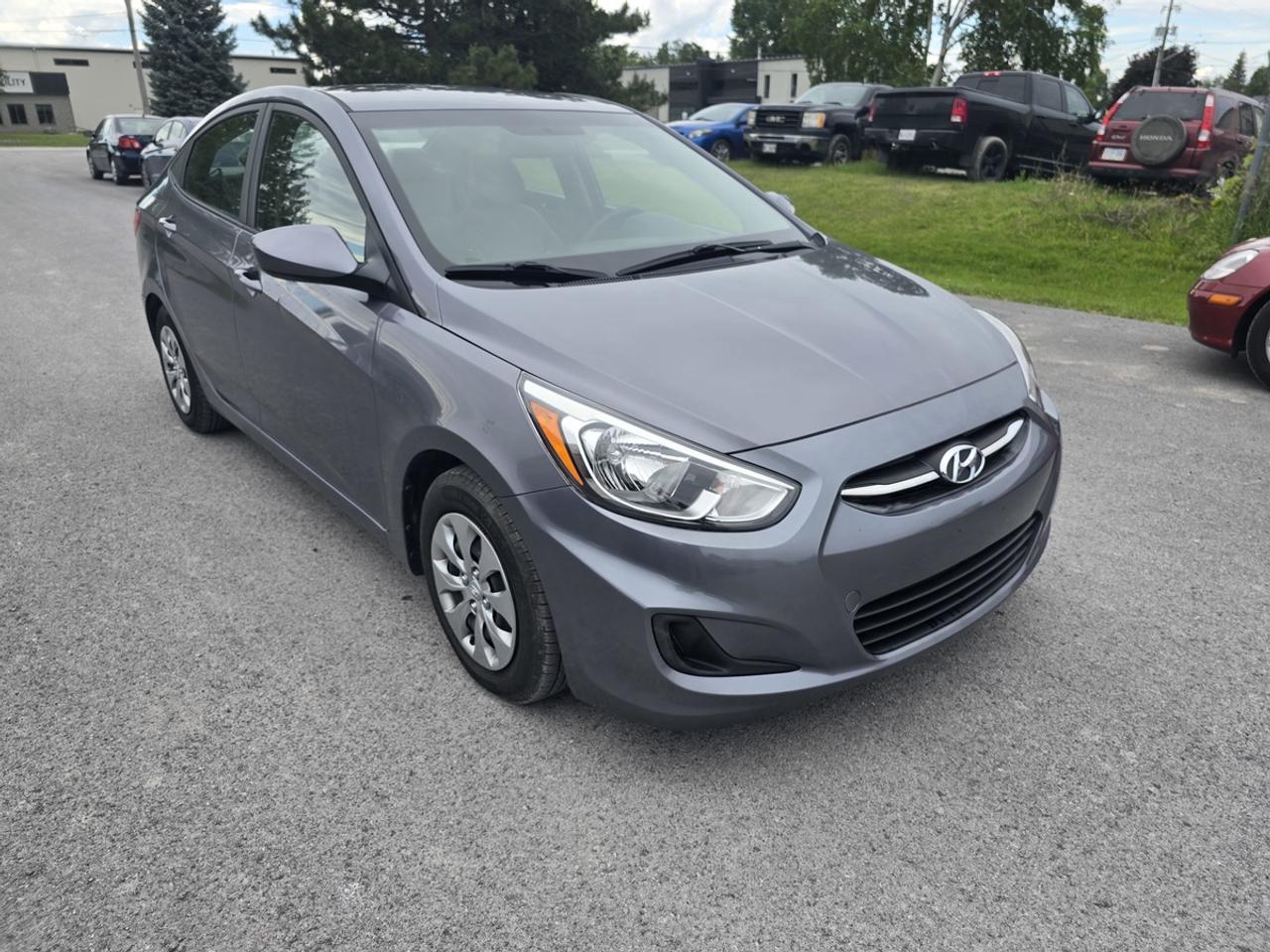 2016 Hyundai Accent GL Photo2