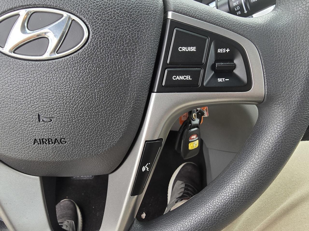 2016 Hyundai Accent GL Photo
