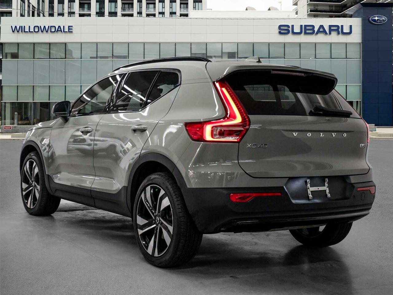 2025 Volvo XC40  Photo3