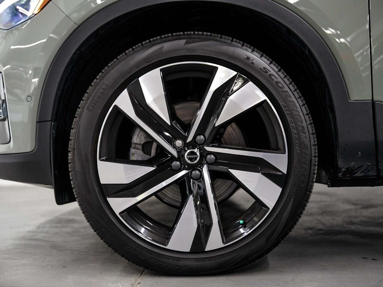 2025 Volvo XC40  Photo
