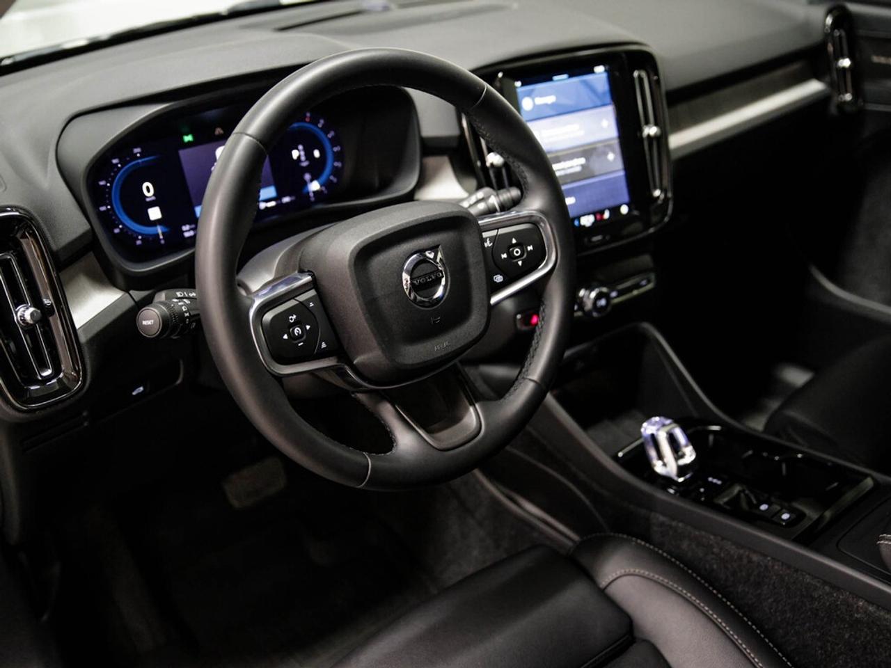2025 Volvo XC40  Photo