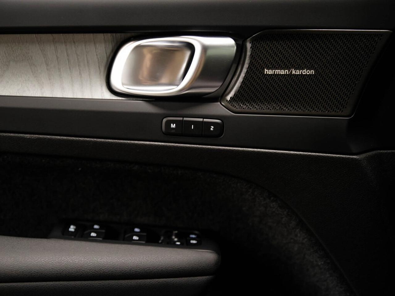 2025 Volvo XC40  Photo