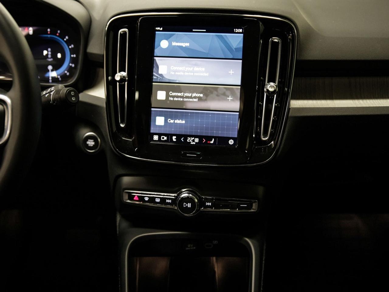2025 Volvo XC40  Photo
