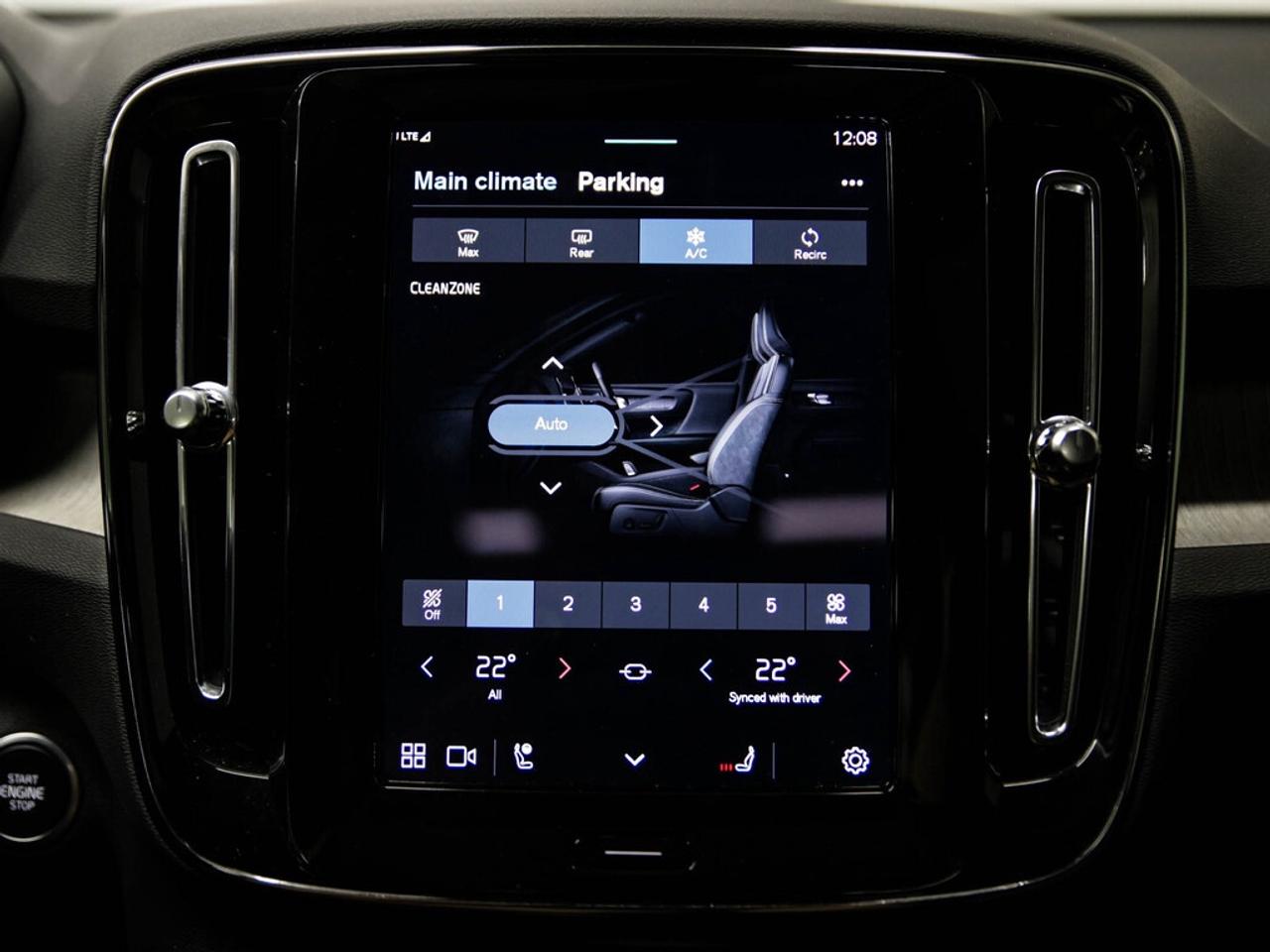 2025 Volvo XC40  Photo