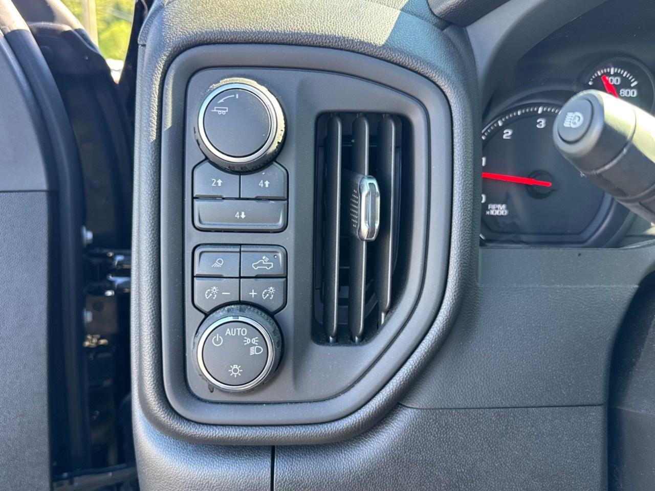 2026 Chevrolet SILVERADO 2500HD 4WD Crew Cab Standard Box Custom Photo