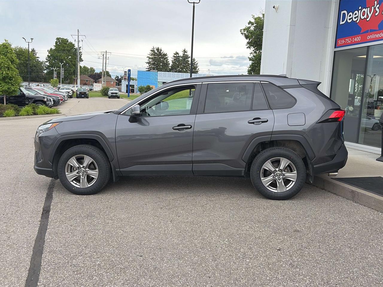 2023 Toyota RAV4 XLE AWD   Sunroof   Clean Carfax Photo5