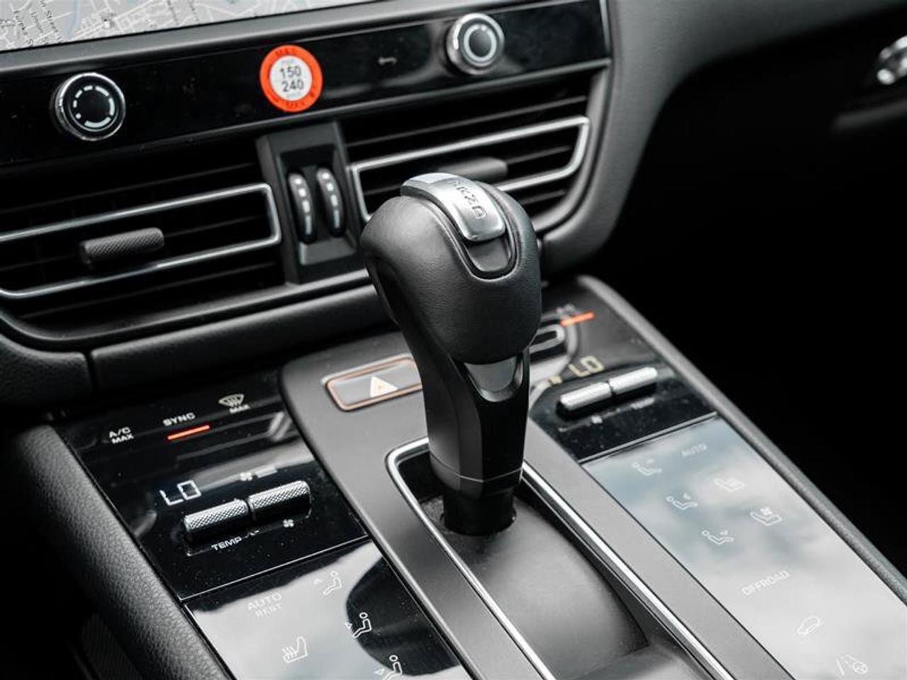2024 Porsche Macan Base Photo