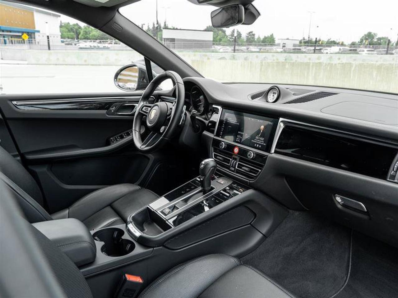2024 Porsche Macan Base Photo