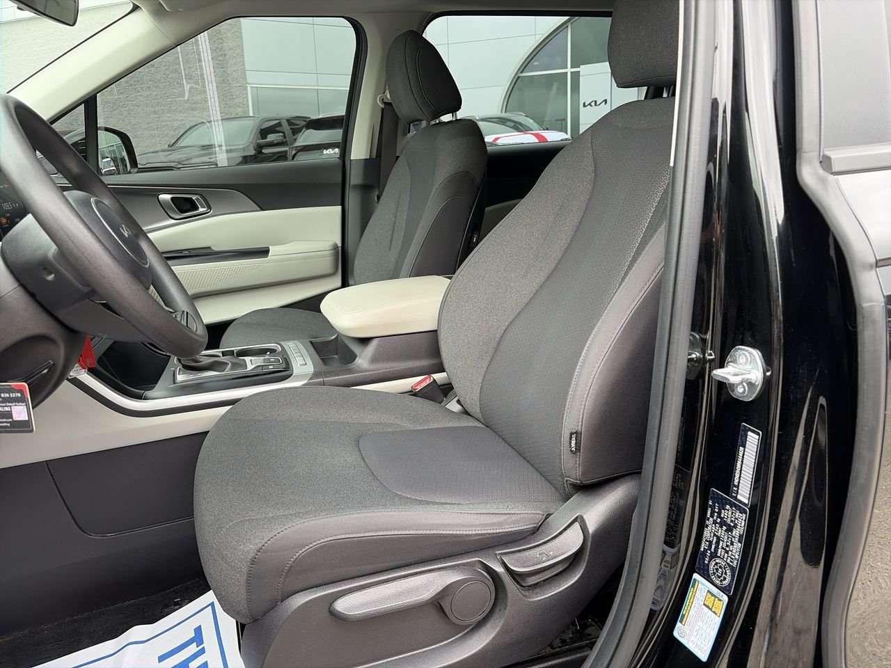 2024 Kia Carnival LX CLEAN CARFAX   ONE OWNER   8 SEATER   CARPLAY/ANDROID AUTO Photo