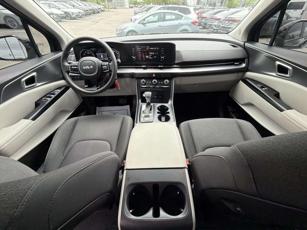 2024 Kia Carnival LX CLEAN CARFAX   ONE OWNER   8 SEATER   CARPLAY/ANDROID AUTO Photo