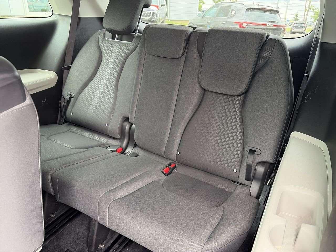 2024 Kia Carnival LX CLEAN CARFAX   ONE OWNER   8 SEATER   CARPLAY/ANDROID AUTO Photo