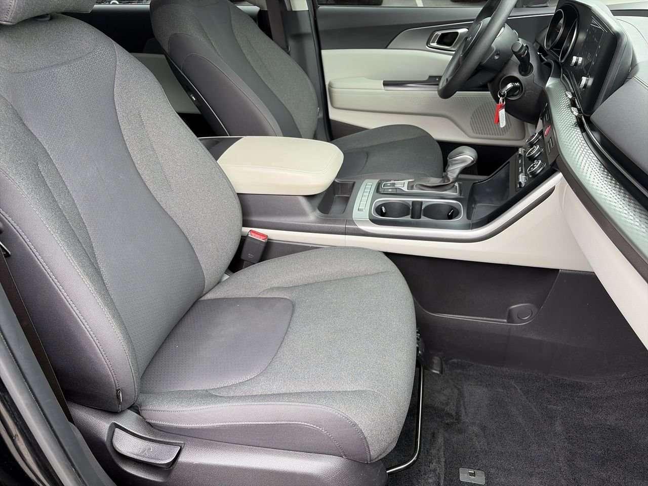 2024 Kia Carnival LX CLEAN CARFAX   ONE OWNER   8 SEATER   CARPLAY/ANDROID AUTO Photo