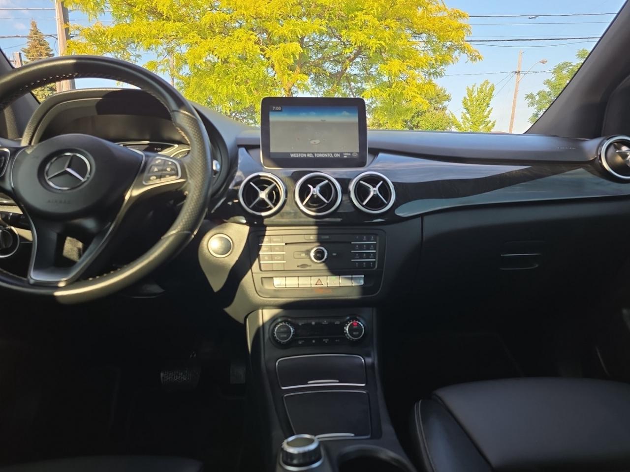 2018 Mercedes-Benz B-Class B 250 4MATIC * NAVI / CAMERA / PANORAMIC / LED LIG Photo