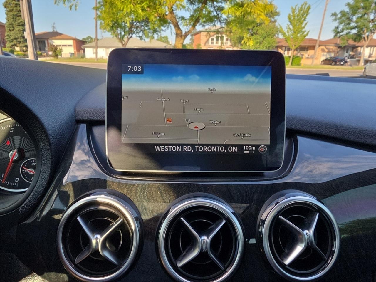 2018 Mercedes-Benz B-Class B 250 4MATIC * NAVI / CAMERA / PANORAMIC / LED LIG Photo