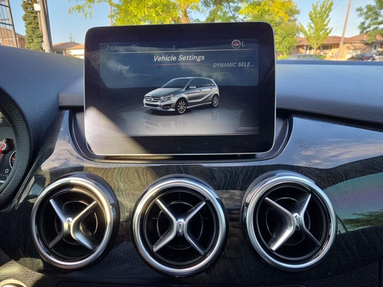 2018 Mercedes-Benz B-Class B 250 4MATIC * NAVI / CAMERA / PANORAMIC / LED LIG Photo