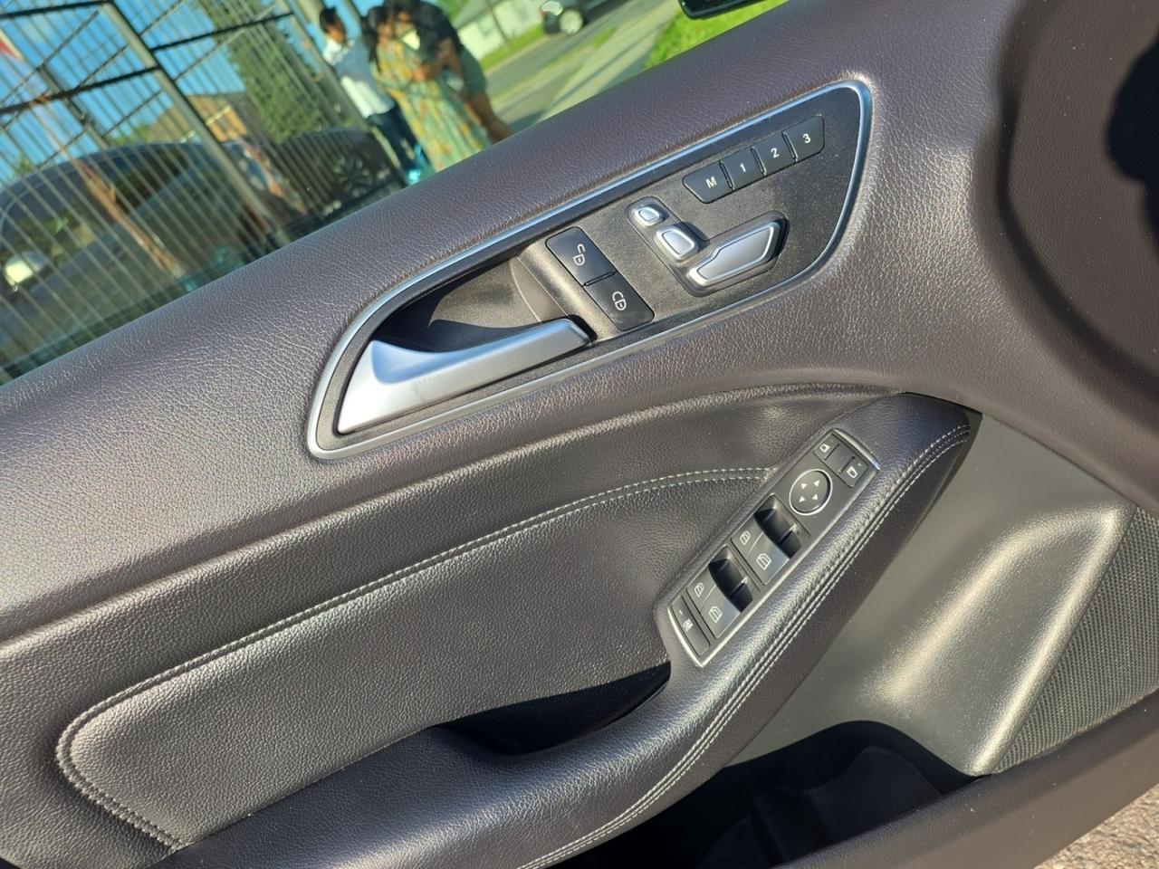 2018 Mercedes-Benz B-Class B 250 4MATIC * NAVI / CAMERA / PANORAMIC / LED LIG Photo