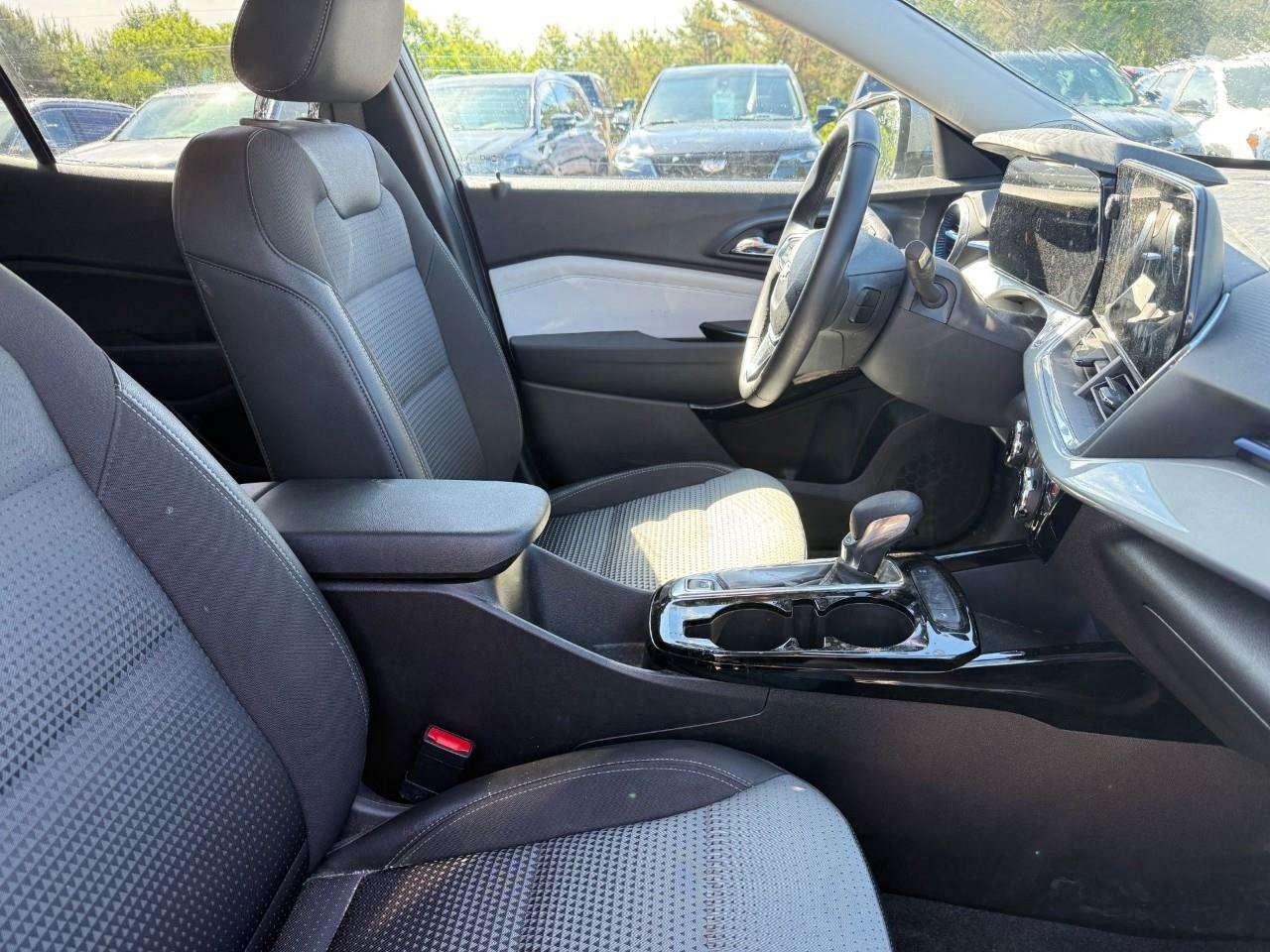 2024 Chevrolet Trax ALL WEATHER MATS. LT CONVENIENCE PKG. CHEVY SAFETY ASSIST PKG. Photo