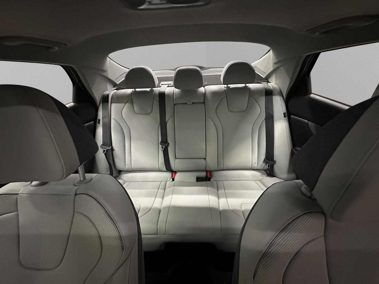2026 Hyundai Elantra Hybrid Luxury Photo