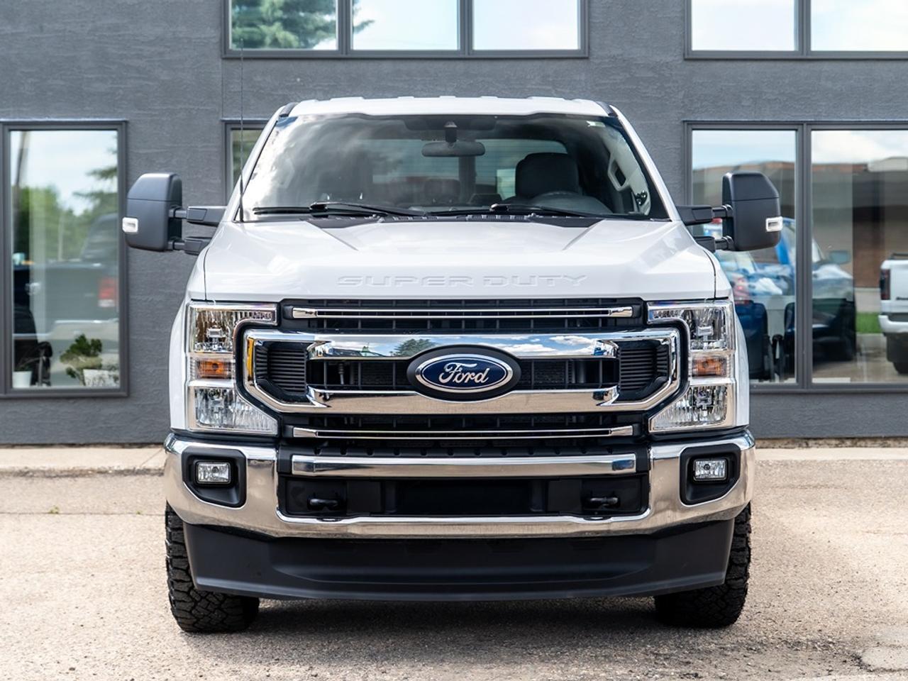 2022 Ford SUPER DUTY F-250 SRW XLT 4WD Crew Cab 8' Box Photo2