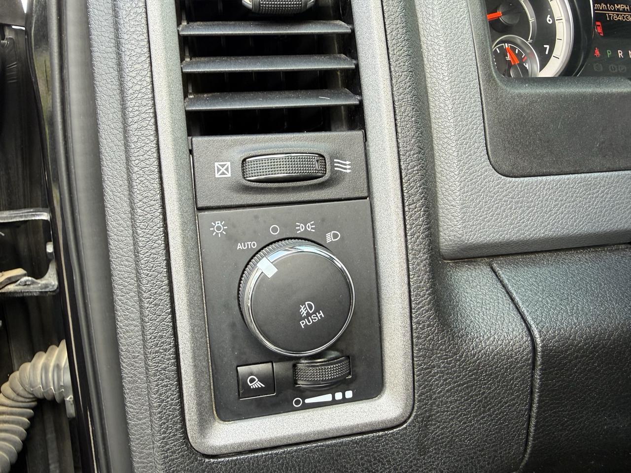 2019 RAM 1500 Classic EXPRESS 4X4 CREW CAB 5'7" BOX Photo