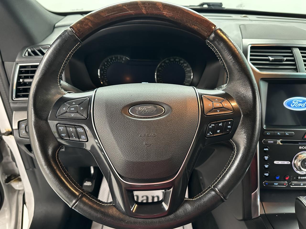 2017 Ford Explorer Platinum Photo15