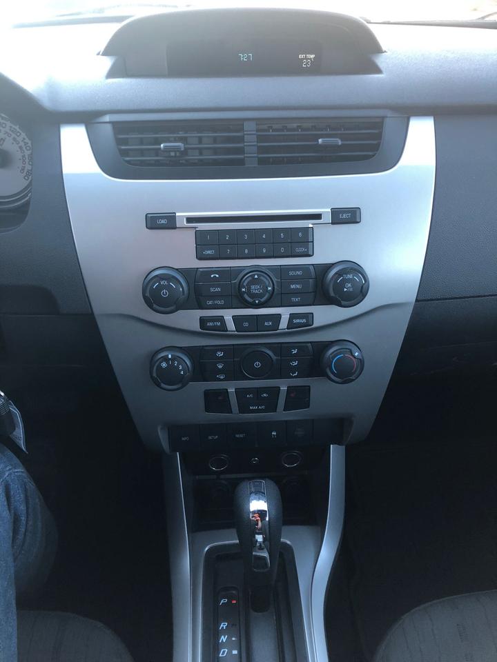 2010 Ford Focus SE CERTIFIED WITH 3 YEARS WARRANTY INCLUDED Photo