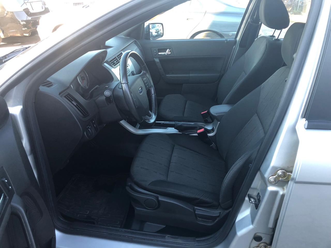 2010 Ford Focus SE CERTIFIED WITH 3 YEARS WARRANTY INCLUDED Photo