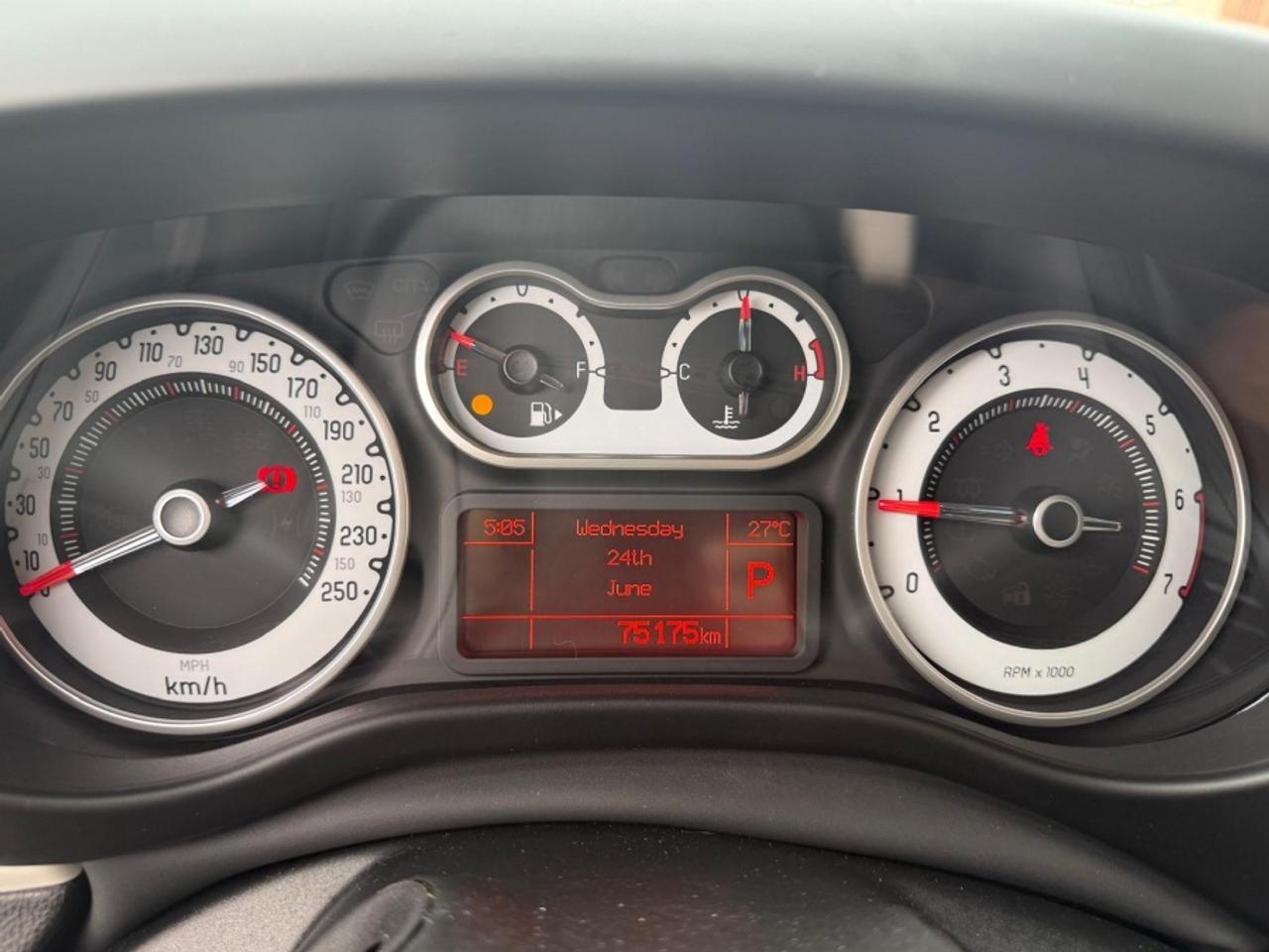 2014 Fiat 500 L TREKKING /LOW MILEAGE /NAVI /CLEAN CARFAX Photo