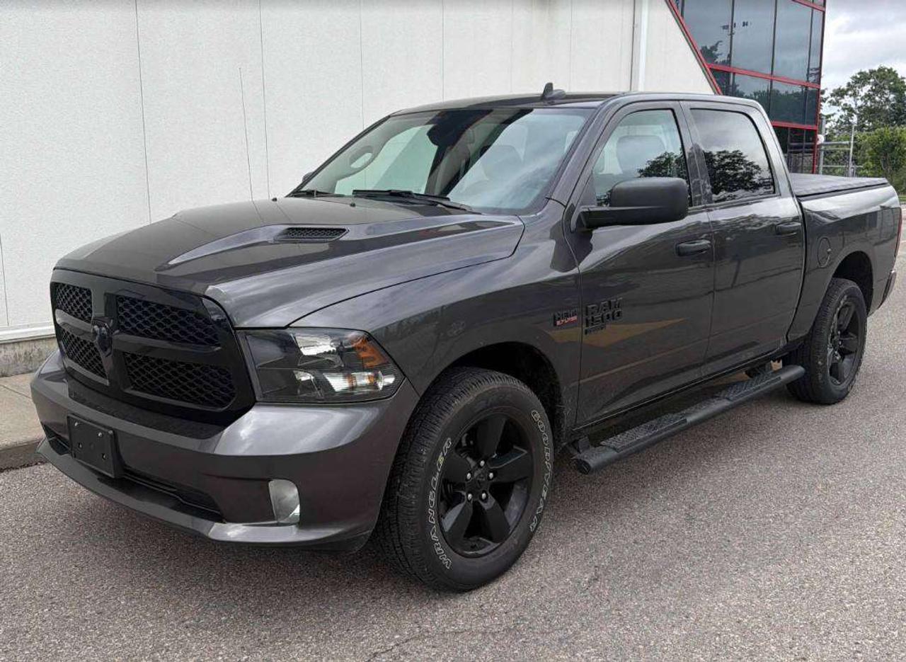 Used 2023 RAM 1500 Classic EXPRESS | CLEAN CARFAX | HEMI | TONNEAU | LOW KMS for sale in Barrie, ON