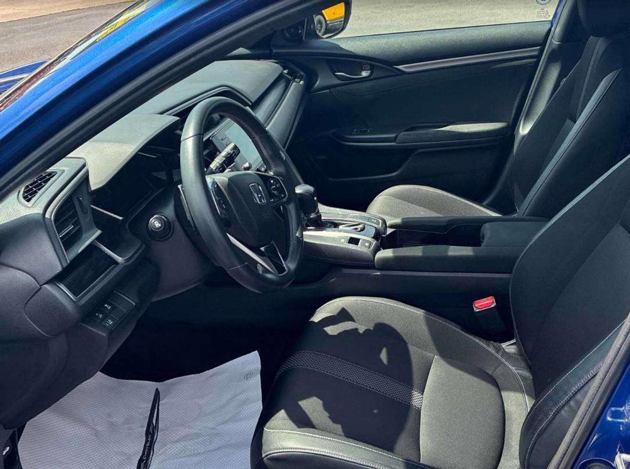 2020 Honda Civic Hatchback SPORT | SUNROOF | HTD SEATS | CAR PLAY |20 SERVICE Photo2