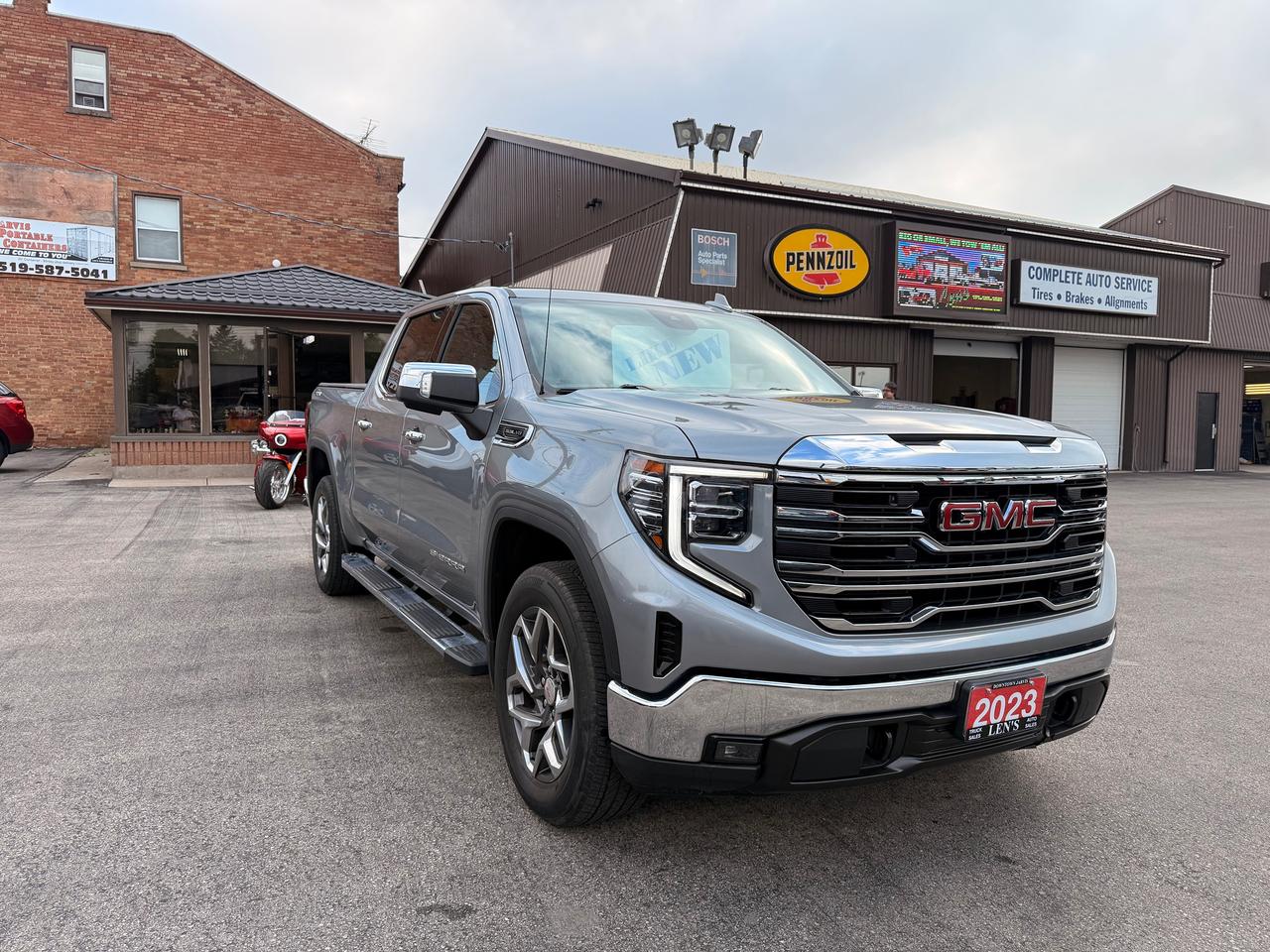 2023 GMC Sierra 1500 SLT Photo2