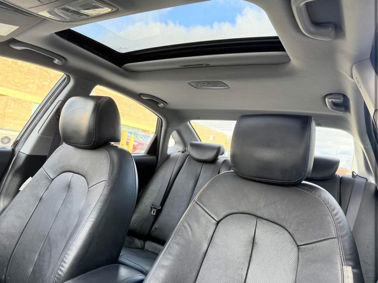 2010 Hyundai Elantra Limited - AUTO, LEATHER, SUNROOF, HEATED SEATS! Photo