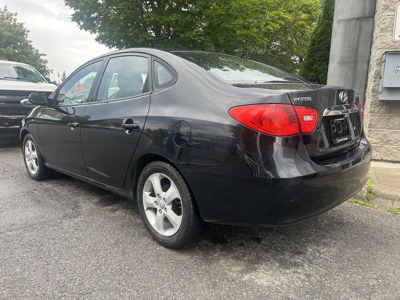 2010 Hyundai Elantra Limited - AUTO, LEATHER, SUNROOF, HEATED SEATS! Photo