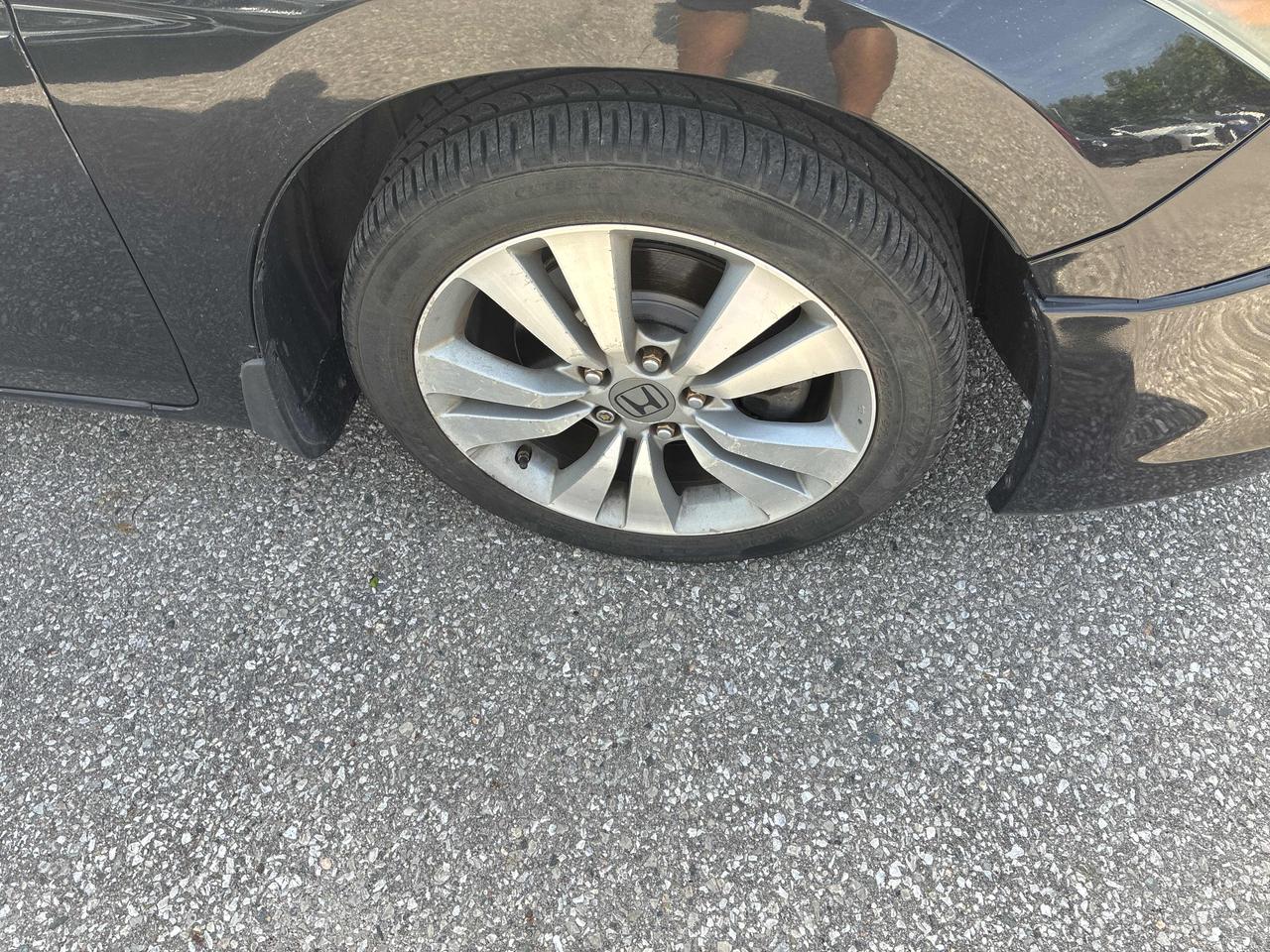 2010 Honda Accord EX-L - AUTO, LEATHER, SUNROOF, HEATED SEATS!! Photo