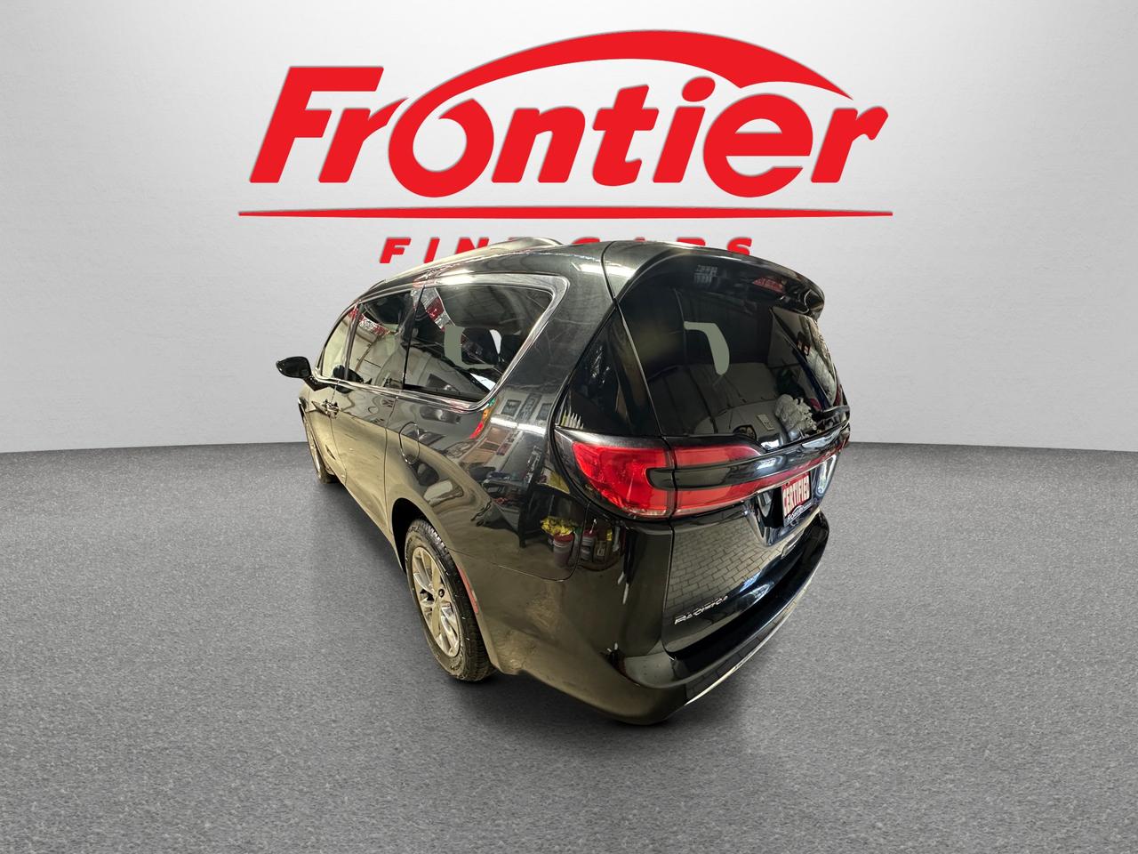 2022 Chrysler Pacifica TOURING L | CLEAN CARFAX | LEATHER | AWD | ALLOYS Photo3
