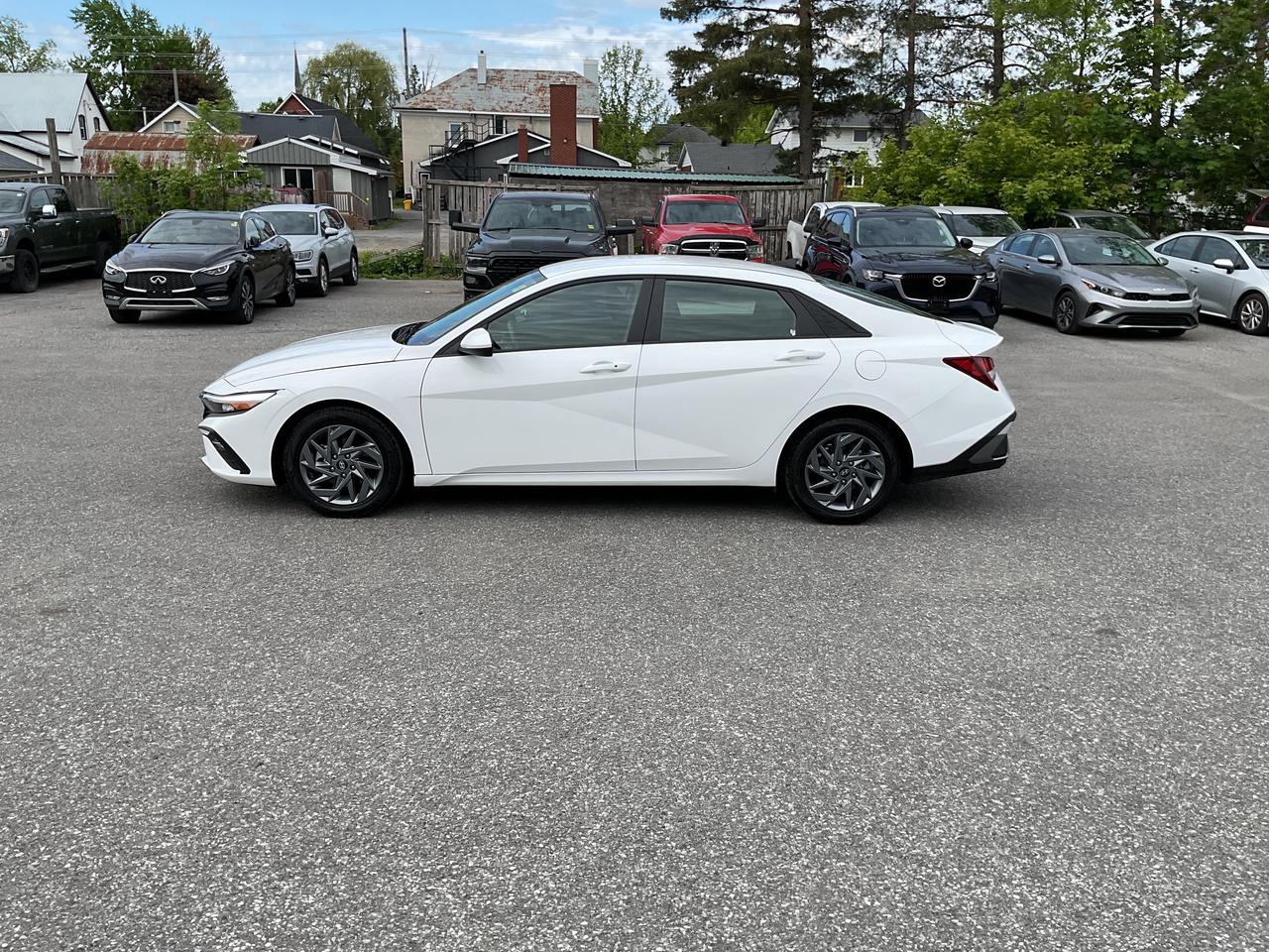 2025 Hyundai Elantra  Photo2