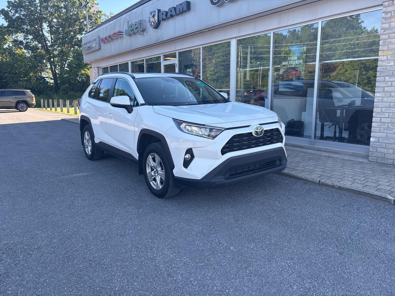 2021 Toyota RAV4 XLE Photo2