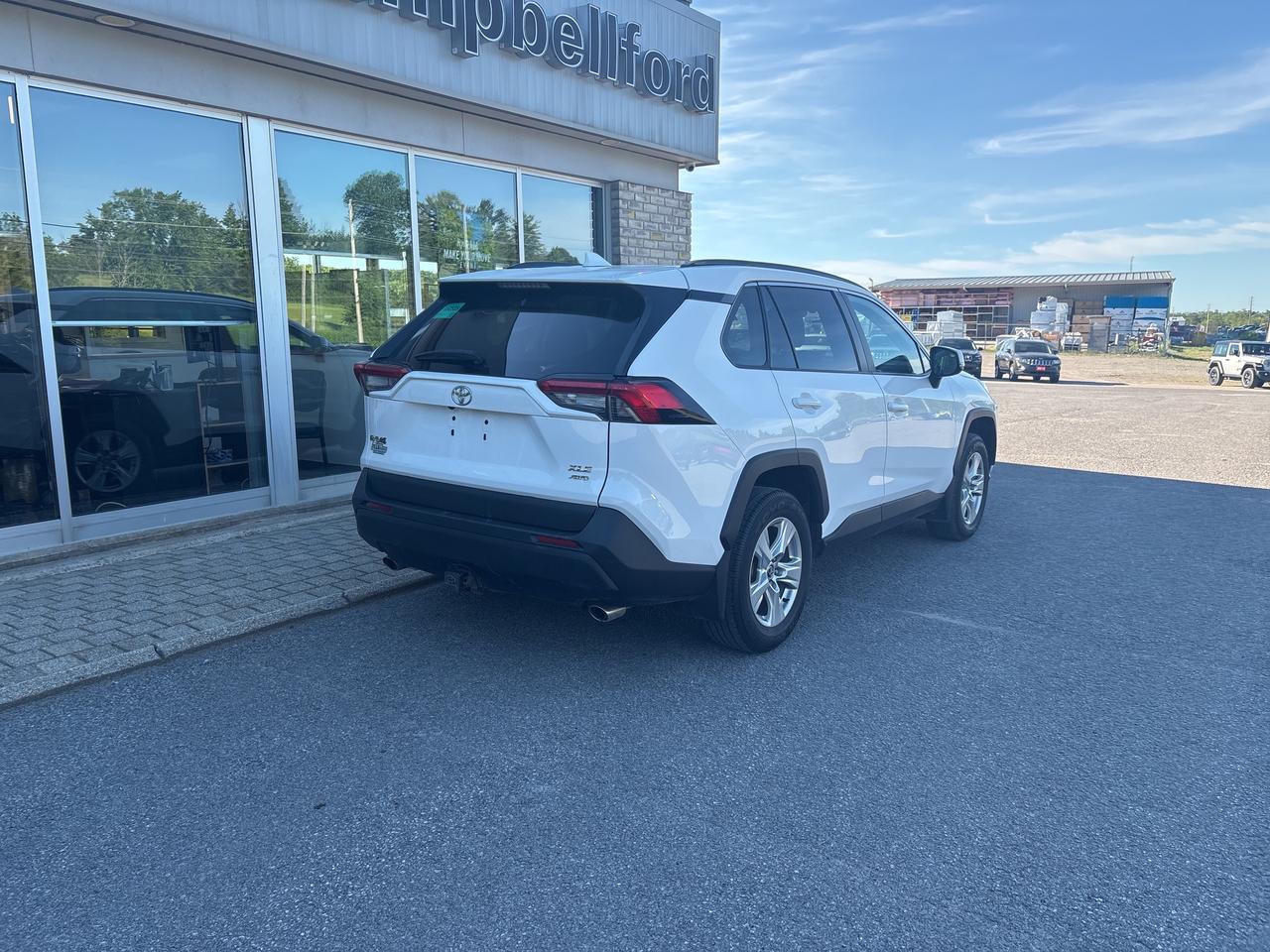 2021 Toyota RAV4 XLE Photo4