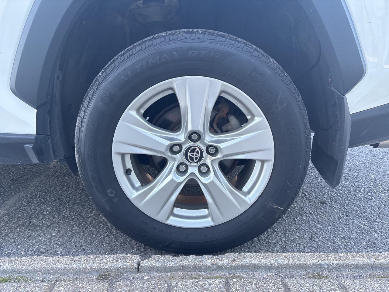 2021 Toyota RAV4 XLE Photo