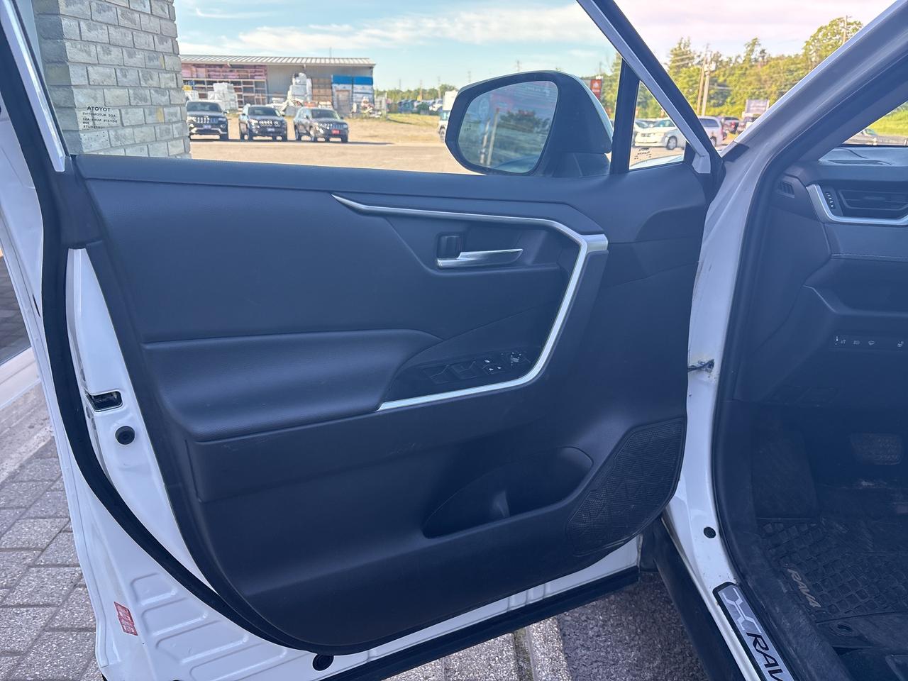 2021 Toyota RAV4 XLE Photo