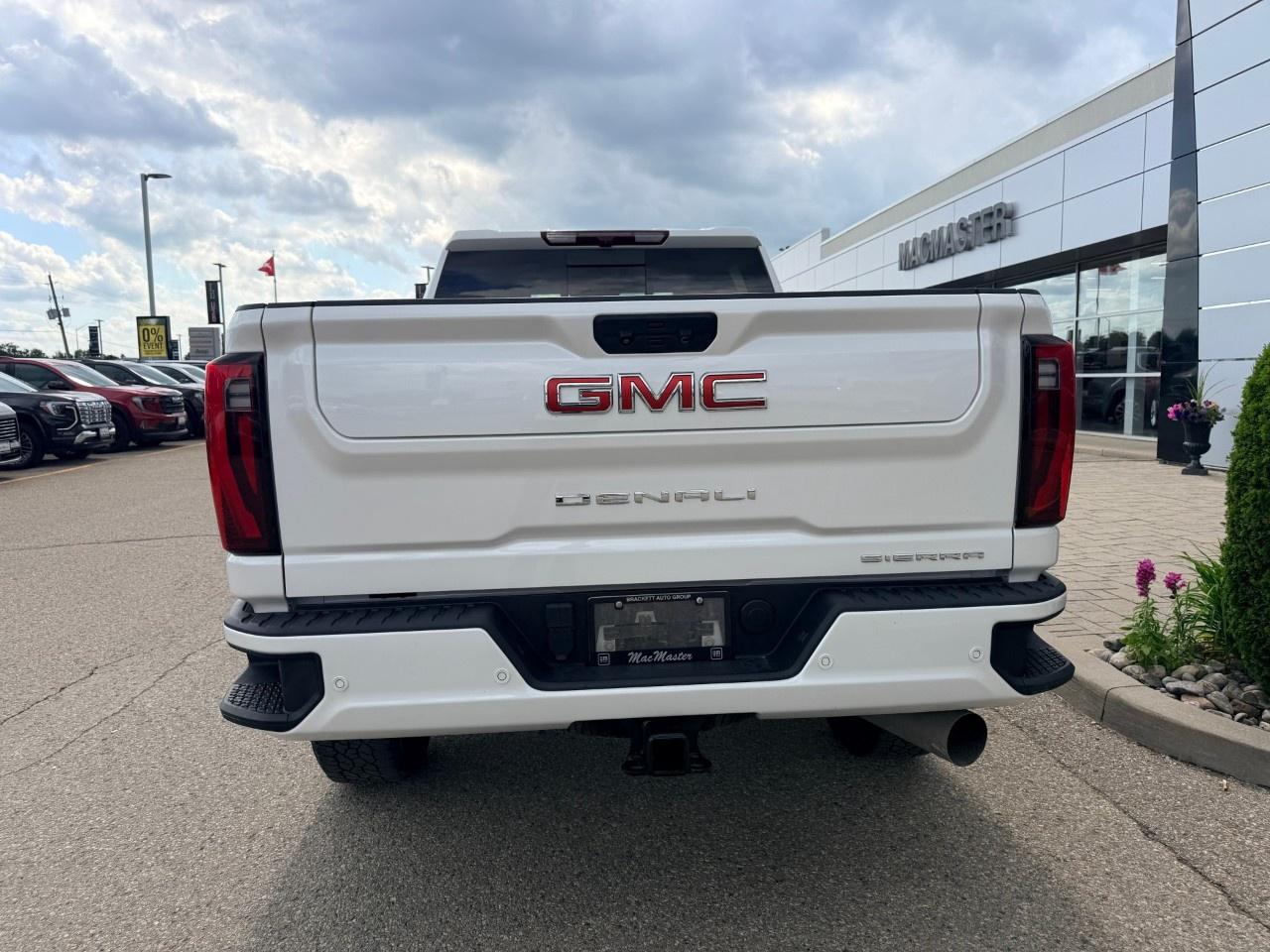 2024 GMC SIERRA 2500HD 4WD Crew Cab Standard Box Denali Photo
