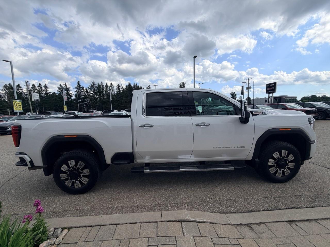 2024 GMC SIERRA 2500HD 4WD Crew Cab Standard Box Denali Photo