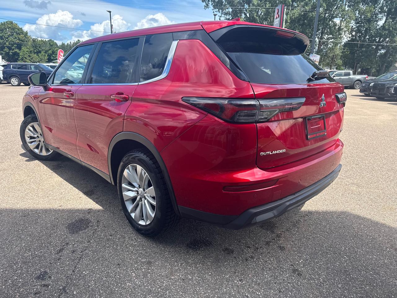2025 Mitsubishi Outlander ES 4dr S-AWC Photo4