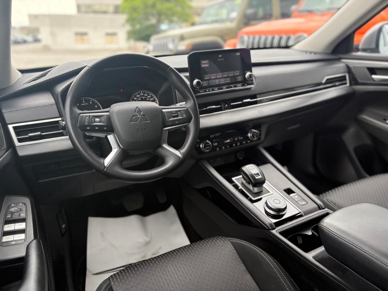 2024 Mitsubishi Outlander ES 4dr S-AWC Photo