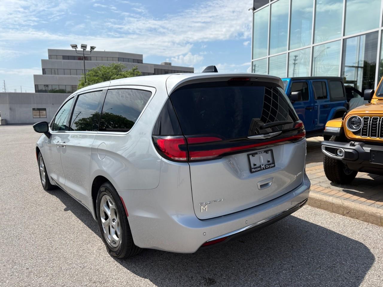 2024 Chrysler Pacifica Limited Front-Wheel Drive Passenger Van Photo2