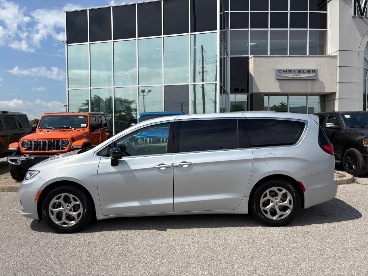 2024 Chrysler Pacifica Limited Front-Wheel Drive Passenger Van Photo1