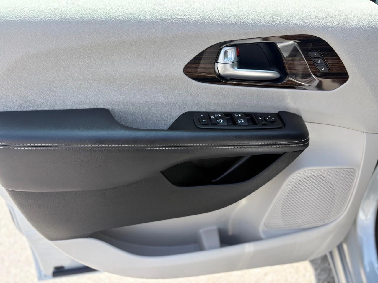 2024 Chrysler Pacifica Limited Front-Wheel Drive Passenger Van Photo