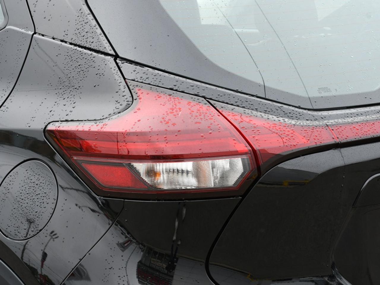 2024 Nissan Kicks SR   CarPlay   Android Auto   Heated Seats & Steer Photo