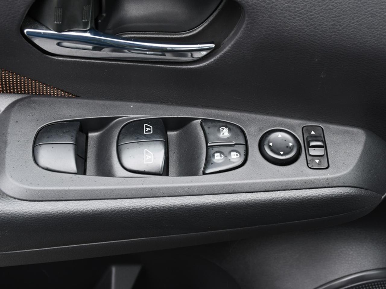 2024 Nissan Kicks SR   CarPlay   Android Auto   Heated Seats & Steer Photo